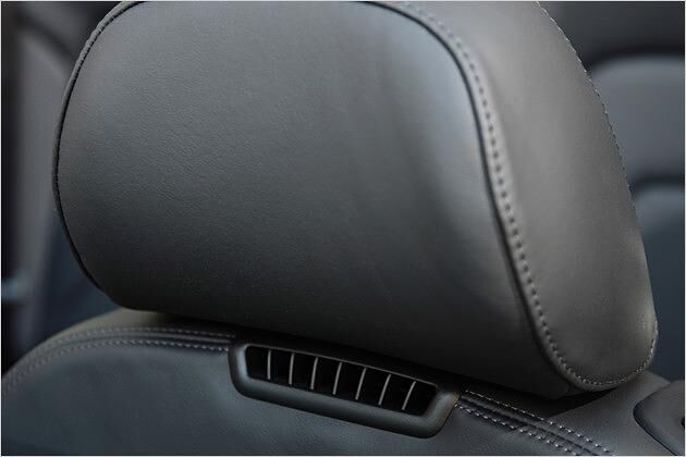 Auf Wunsch wärmt Luft aus Sitzdüsen den Nacken