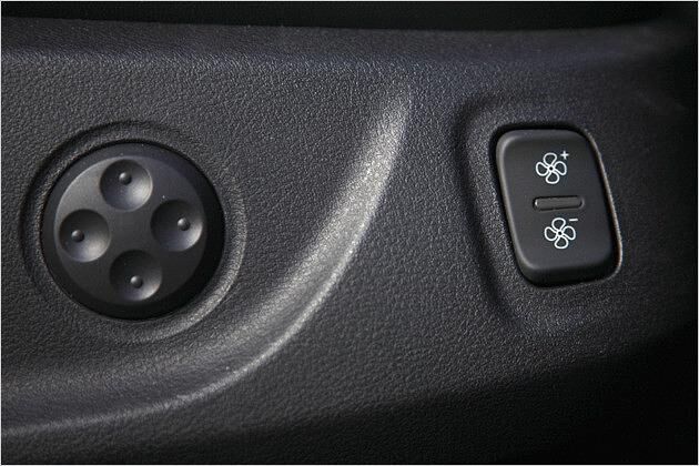 Im unteren Bereich des Sitzen gibt es einen dreistufigen Schalter für den Luftstrom (rechts)