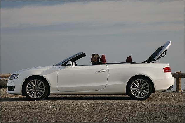 Per Knopfdruck öffnet sich die Verdeckklappe ...