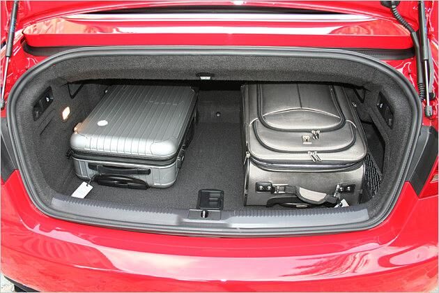 Wenn das Dach geschlossen ist, fasst der Kofferraum 380 Liter