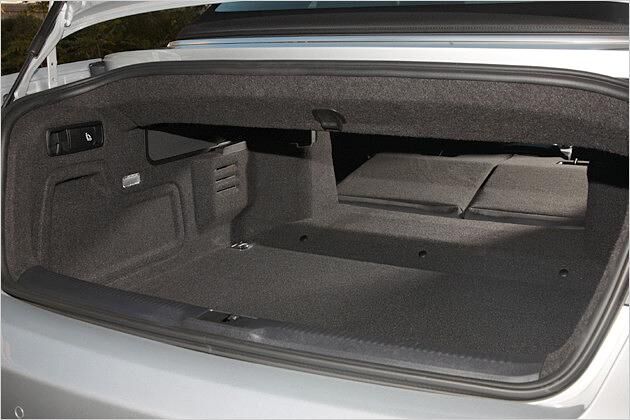 Breite Durchreiche: Die Rücksitzlehnen können nach vorn geklappt werden