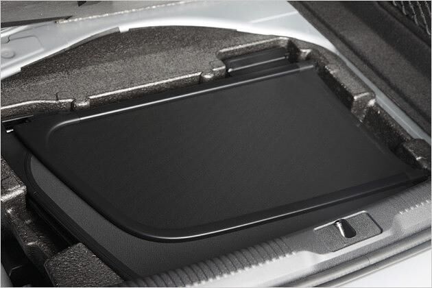 Das Windschott kann im Kofferraumboden verstaut werden
