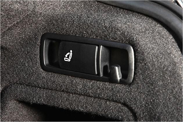 Ein Hebel im Kofferraum ermöglicht das Umklappen der Sitzlehnen