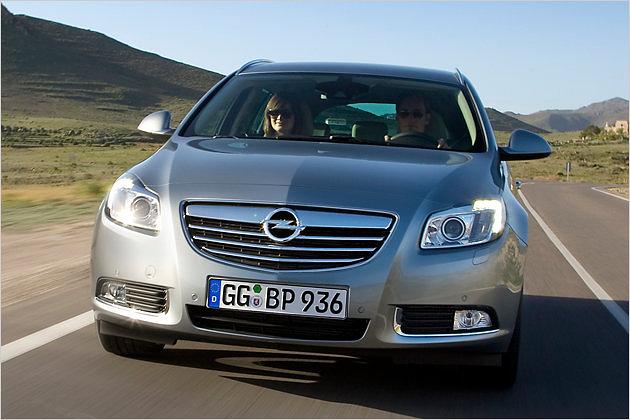 Typisch für den Insignia: die hakenförmigen LED-Tagfahrleuchten