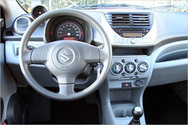 Etwas tristes Cockpit: Viel Hartplastik in Schwarz und Grau