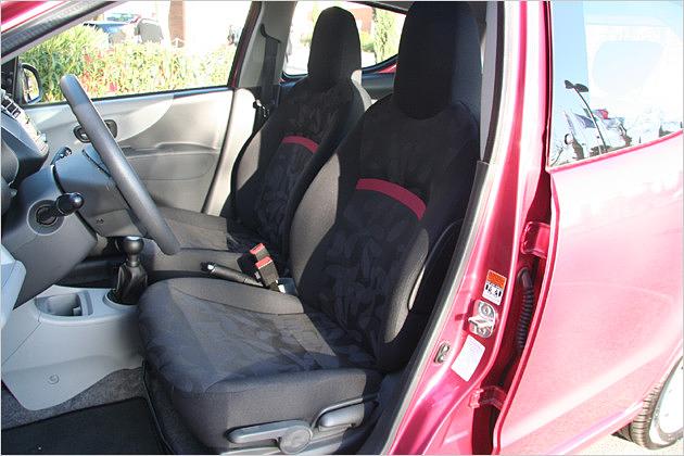 Die Sitze mit integrierten Kopfstützen sind nicht schlecht. Sie bieten auch die oft vermisste ausreichend lange Beinauflage