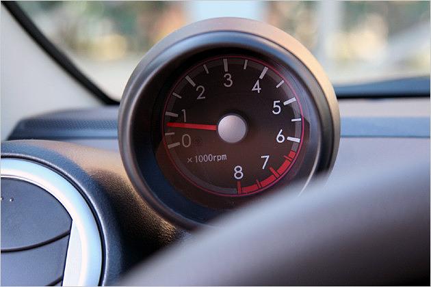 Der links hinter dem Lenkrad aufs Armaturenbrett aufgesetzte Drehzahlmesser ist nur in der Topversion an Bord