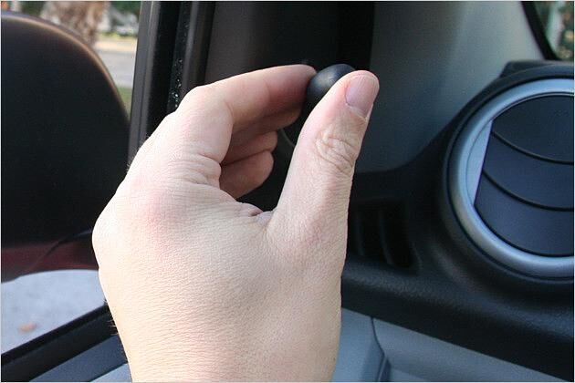 Die Außenspiegel lassen sich ab der mittleren Ausstattung zumindest manuell von innen einstellen, in der Basisversion nur von außen