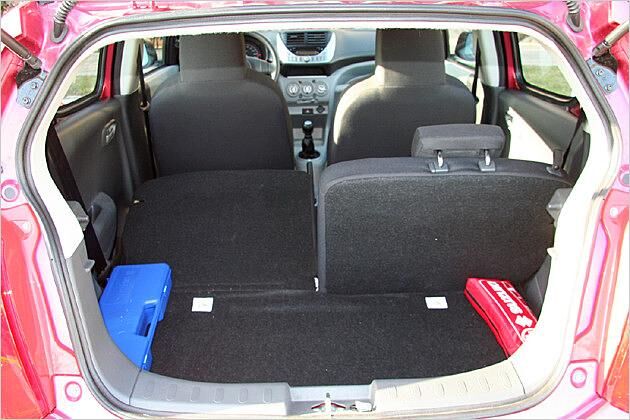 Die Rücksitzlehnen lassen sich erst bei der Topversion geteilt umklappen