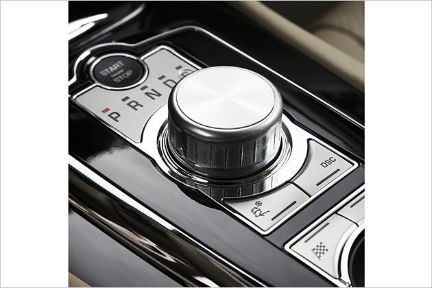 Die Fahrmodi der Automatik (P, N, R, D und S) werden bei der neuen XKR-Version mit einem Drehschalter eingelegt, der Motor wird per Startknopf angelassen