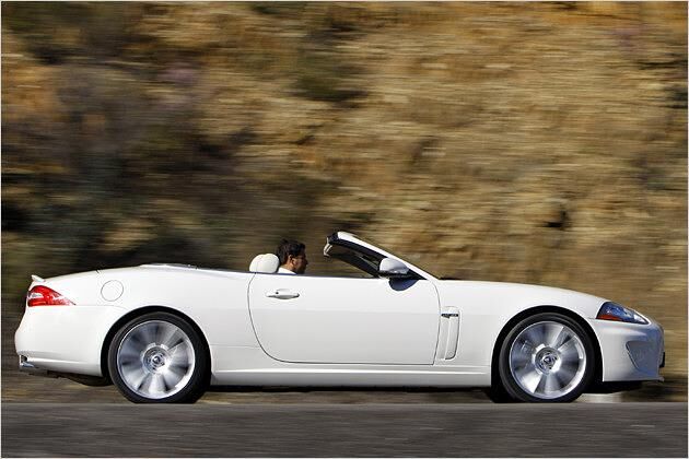 Das XKR Cabrio besitzt wie das Coupé 19-Zoll-Räder serienmäßig