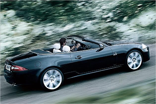 Erhältlich ist das XKR Cabrio für 112.100 Euro - damit ist es etwas günstiger als das BMW M6 Cabrio
