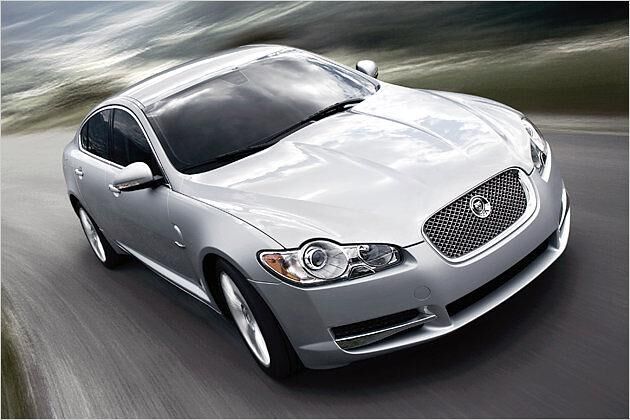 Der 5,0-Liter-Saugmotor ersetzt im XF die alten 4,2-Liter-Benziner