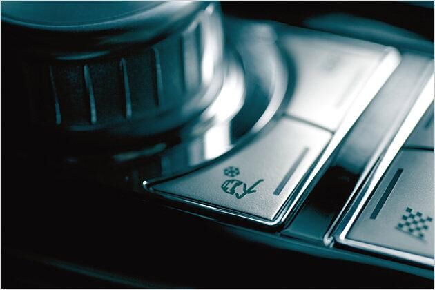 Durch Druck auf die "Schneeflocken-Taste" verbessert sich das Fahrverhalten auf rutschigen Untergründen