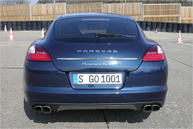 Eine Chromleiste lockert die Heckansicht auf, die Rückleuchten arbeiten mit LED-Technik