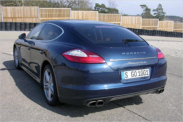 Aus dieser Perspektive fällt die Fahrzeugbreite von 1,93 Meter besonders auf