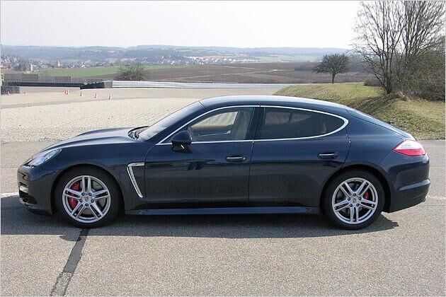 Der Panamera ist mit 1,42 Meter niedriger als vergleichbare Luxuslimousinen