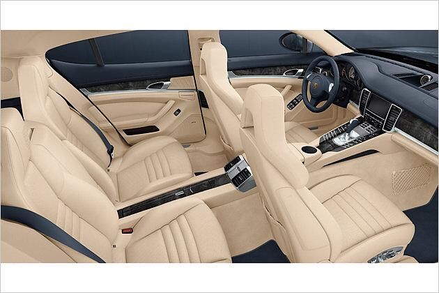 Ein ausgeprägter Mitteltunnel trennt die vier Einzelsitze im Panamera