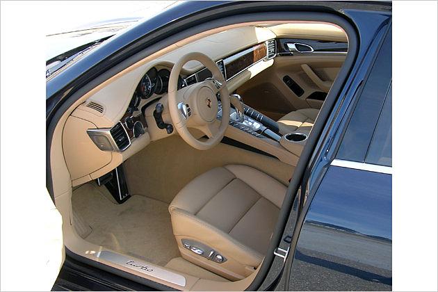 Der Panamera-Innenraum wirkt mit hellem Leder besonders nobel