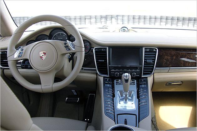 Auf der breiten Mittelkonsole thront beim Turbo der PDK-Schalthebel