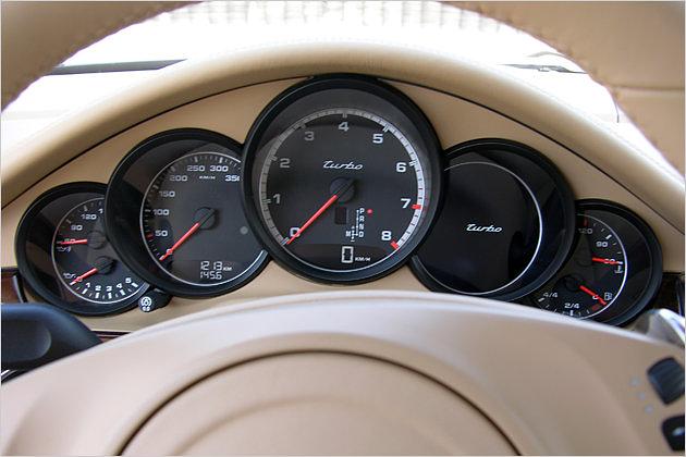 Typisch Porsche: Der zentrale Drehzahlmesser ist das größte Instrument