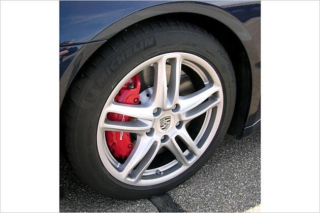 Beim Turbo sind die Bremssättel rot lackiert