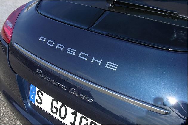 Unter dem Scheibenwischer zu sehen: Der ausfahrbare Heckspoiler