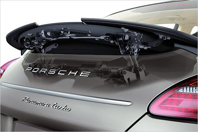 Beim Panamera Turbo erweitert sich der Heckspoiler beim Ausfahren seitlich