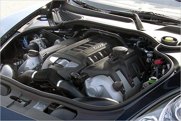 Doppelt geladen: Der Achtzylinder des Turbo kommt auf 500 PS