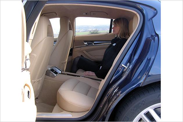 Nicht nur zierliche Damen haben im Panamera-Fond genügend Platz