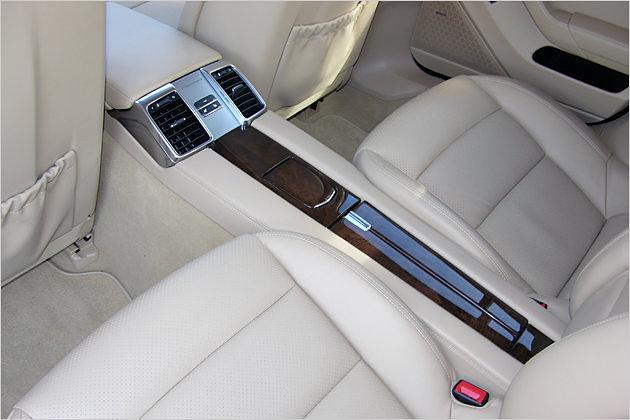 Zwischen den hinteren Sitzen verbergen sich Becherhalter und Ablagefächer
