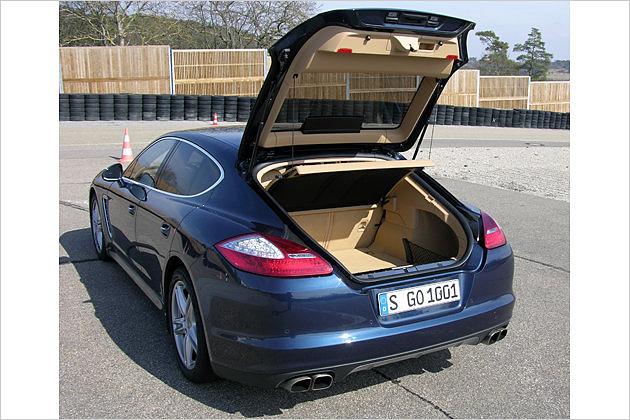 Macht hoch die Tür: Eine große Heckklappe ermöglicht den Zugang zum Kofferraum