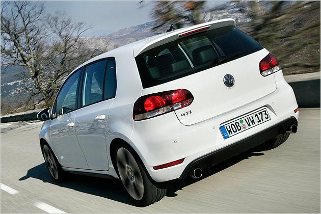 Der Dachspoiler verrät neben dem GTI-Zeichen den neuen Kompakt-Sportler aus Wolfsburg