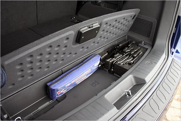Ein kleines Fach im Kofferraum beherbergt wichtige Utensilien