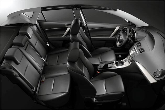 Fünf Personen finden im fünftürigen Mazda 3 ein klassenübliches Platzangebot