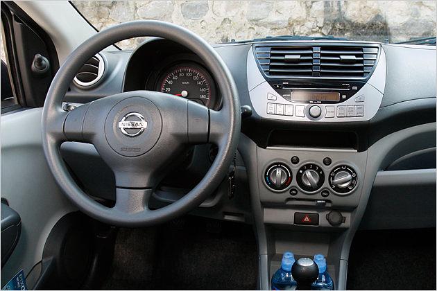 Das Pixo-Lenkrad fasst sich ein bisschen ölig an