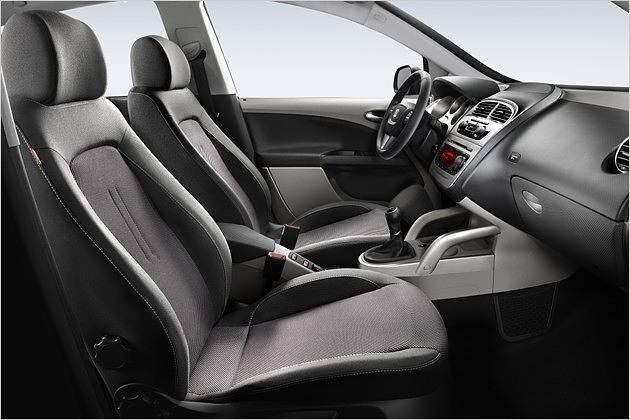 Die serienmäßigen Sportsitze gewähren exzellenten Seitenhalt