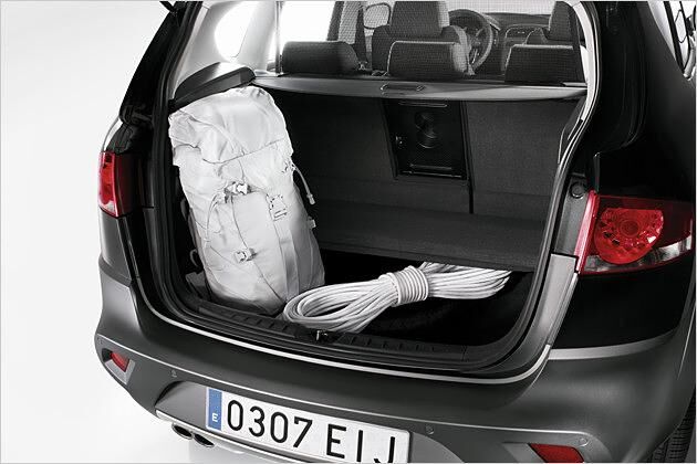 Serie ist der variable Einlegeboden im Kofferraum