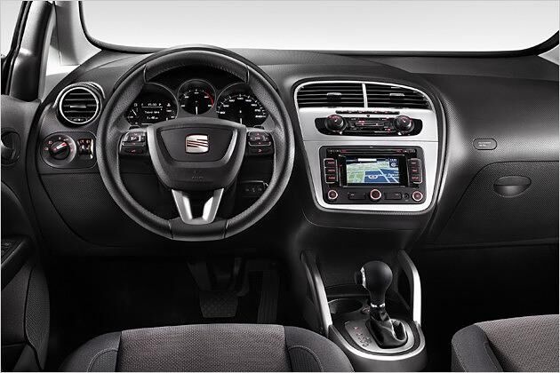 Cockpit: Rundinstrumente in runden Schächten und Lederlenkrad mit Bedientasten