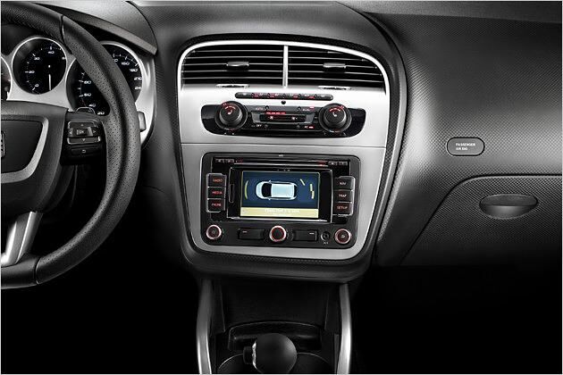 Neu ist die optische Einparkhilfe: Hindernisse werden auf dem Navi-Display angezeigt