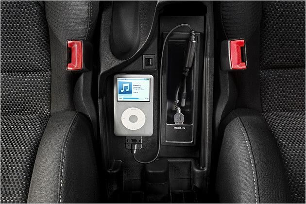 Serienmäßig gibt es einen Anschluss für MP3-Player