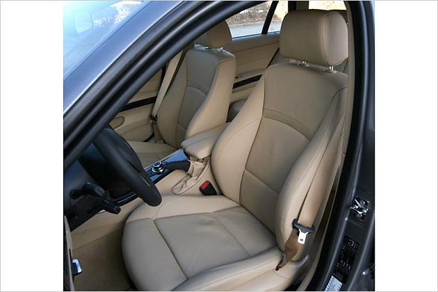 Die Vordersitze sind sehr bequem und geben genügend Seitenhalt