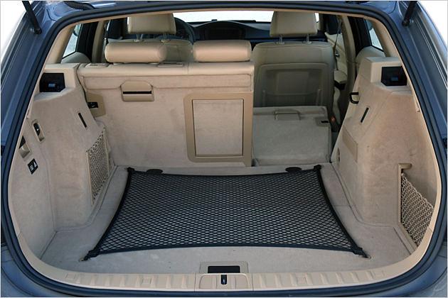 Die Rücklehne kann geteilt geklappt werden