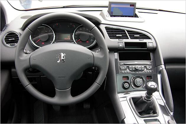 Das Cockpit ist edel gestaltet und braucht den Vergleich mit VW-Interieurs nicht zu scheuen