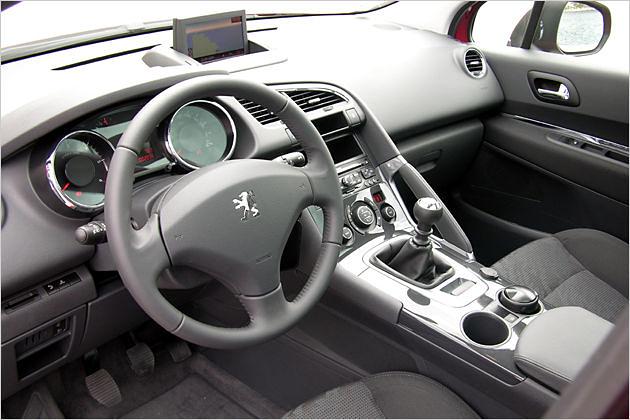 Gewöhnungsbedürftig ist die hohe Anbringung des Schaltknüppels