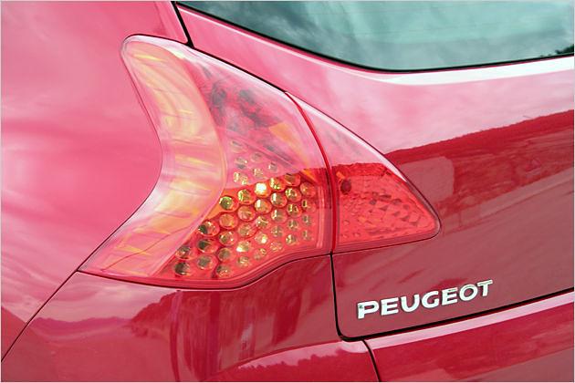 Pseudo-LEDs: Eine Lochblende sorgt für moderne Optik