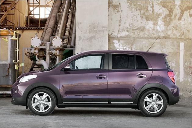 Der Urban Cruiser fällt durch seine robuste SUV-Optik auf