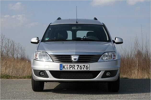 Die Ende 2008 eingeführte moderne Frontpartie wertet den Dacia deutlich auf