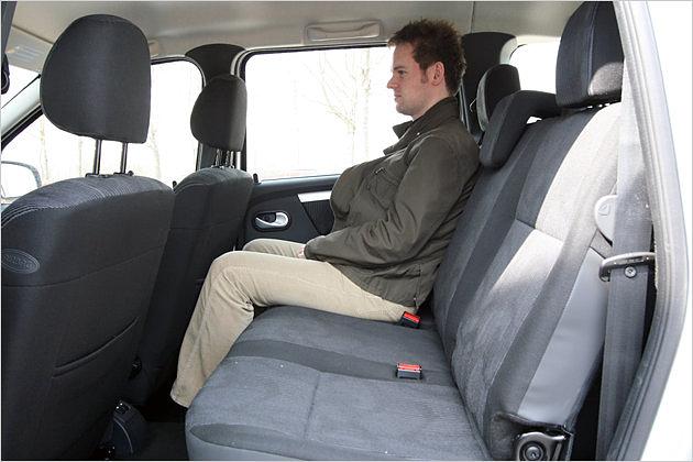 Die Passagiere in der zweiten Reihe sitzen leicht erhöht