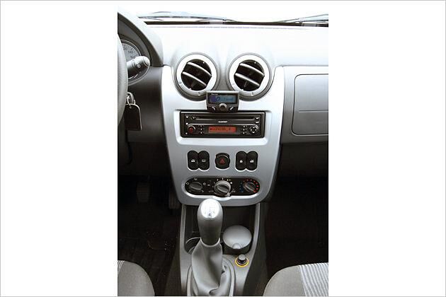 Die Mittelkonsole in Chromoptik ist Kennzeichen der Topversion Laureaté